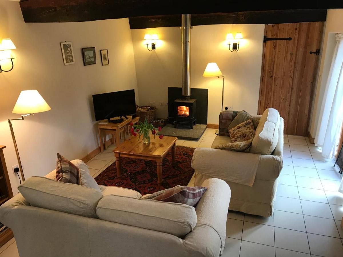 Apartamento The Old Coach House Penpergwm Exterior foto